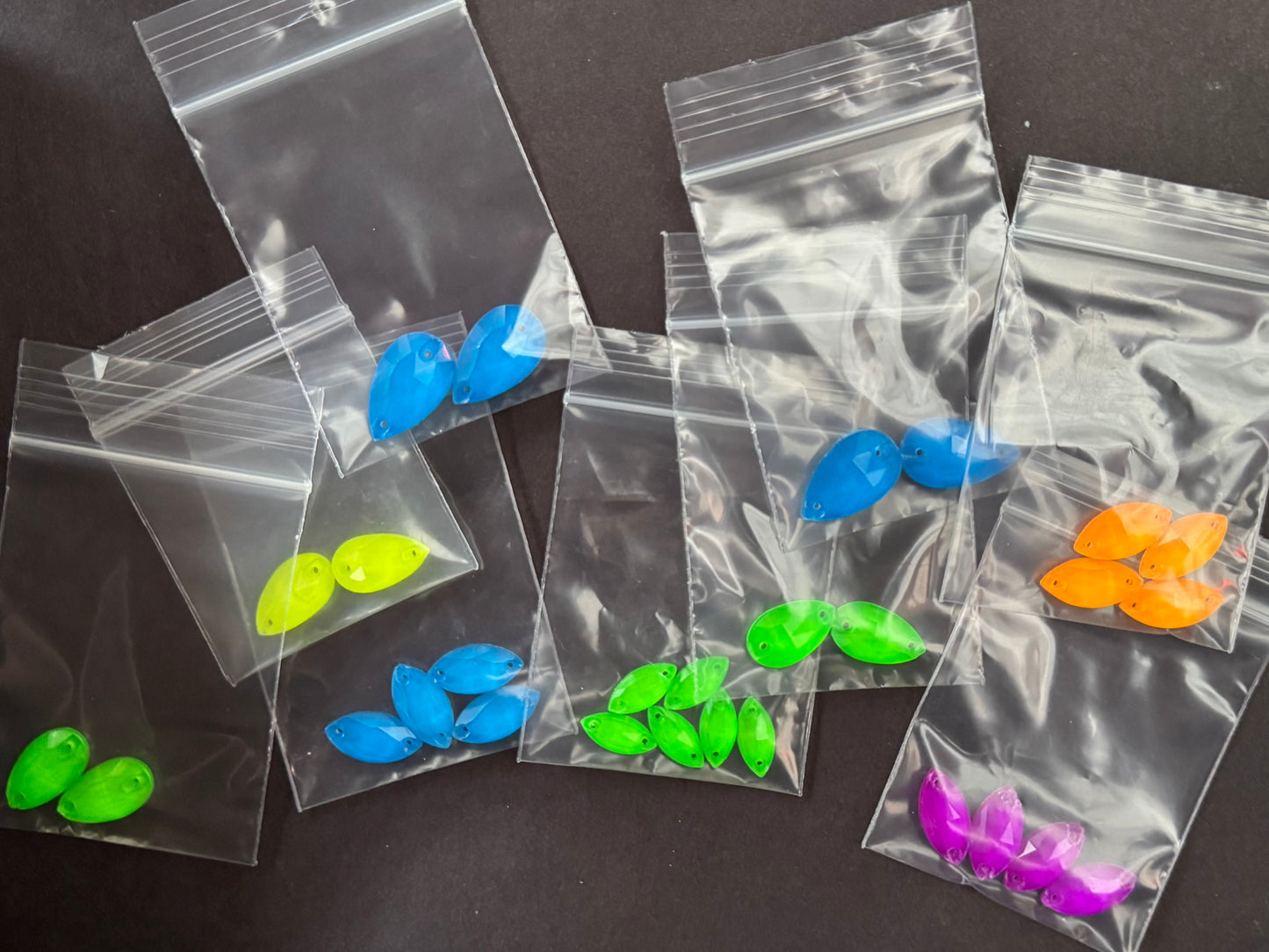 22-18mm glow in dark gems
